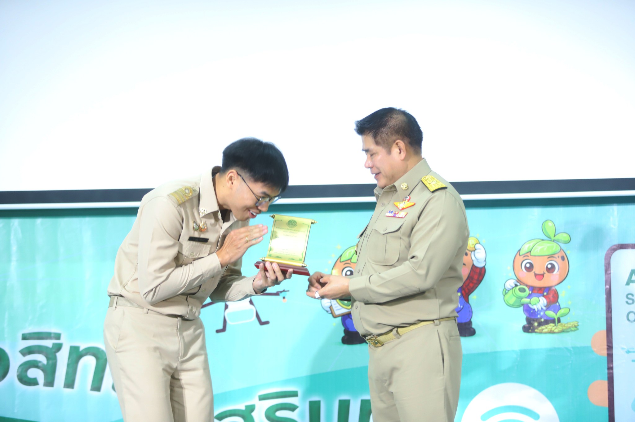 title - พิธีมอบโล่รางวัล พร้อมใบประกาศเกียรติคุณให้กับบุคคล และหน่วยงาน ในโครงการยกย่องเชิดชูเกียรติหน่วยงานและบุคคลที่ร่วมสร้างผลงานต้นแบบ สนับสนุนการปฏิรูปที่ดินเพื่อเกษตรกรรม ประจำปี พ.ศ. 2568 ของสำนักงานการปฏิรูปที่ดินเพื่อเกษตรกรรม (ส.ป.ก.)